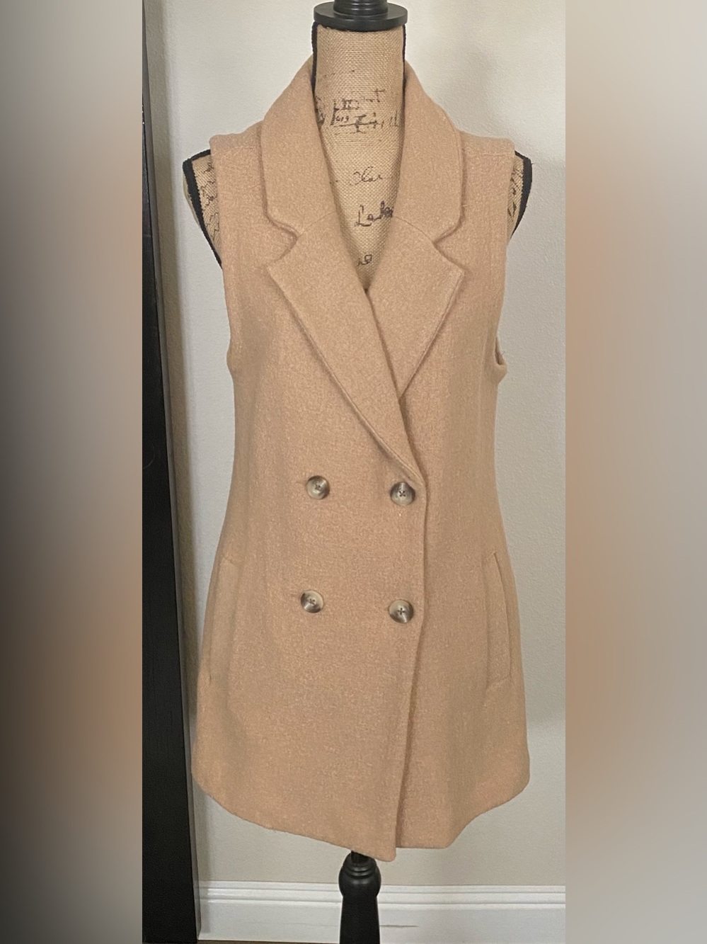 NWOT. Tahari Wool Blend Sleeveless Double-Breasted Vest in Camel, Sz M